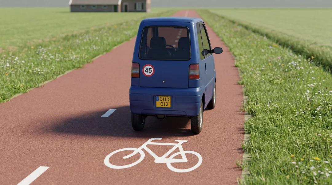 Brommobiel op Nederlands fietspad — achteraanzicht met geel kenteken en 45 km/u-markering
