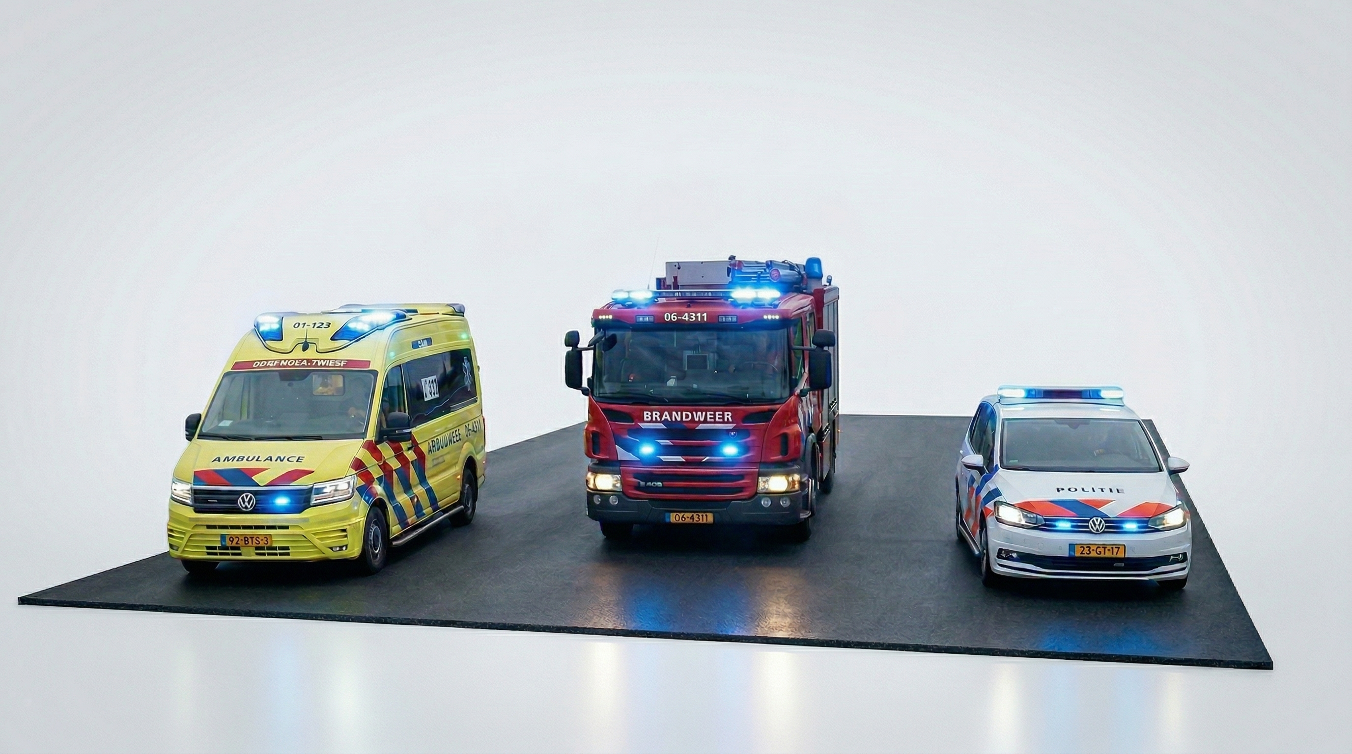 Nederlandse ambulance met blauw zwaailicht
