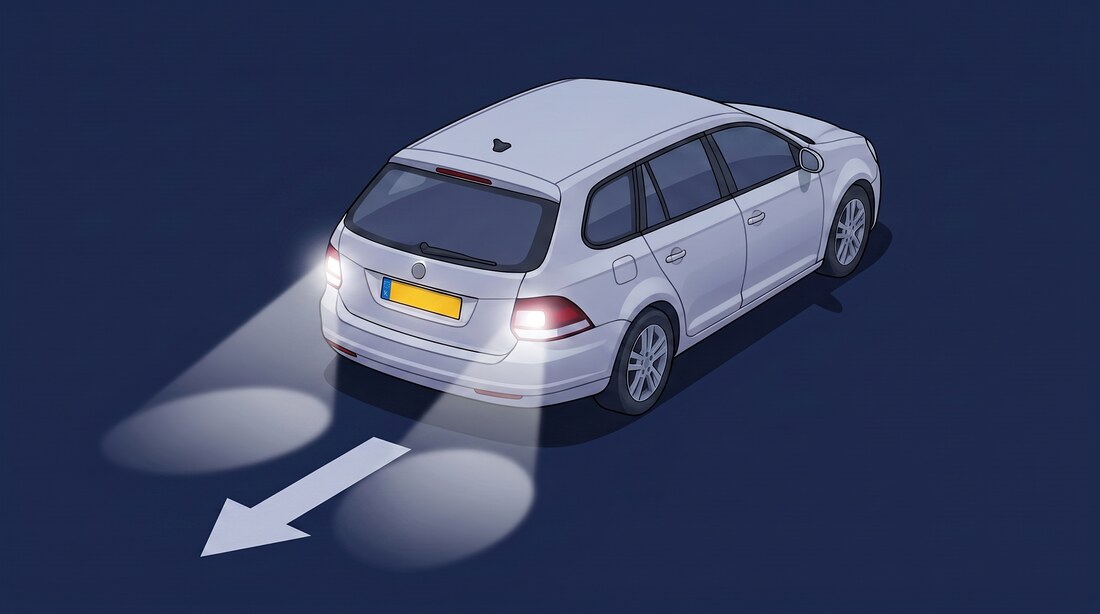 Nachtinfographic: witte achteruitrijlichten branden aan de achterkant van een auto met een pijl naar achteren tegen een donkere achtergrond, ten teken dat de auto achteruit gaat rijden